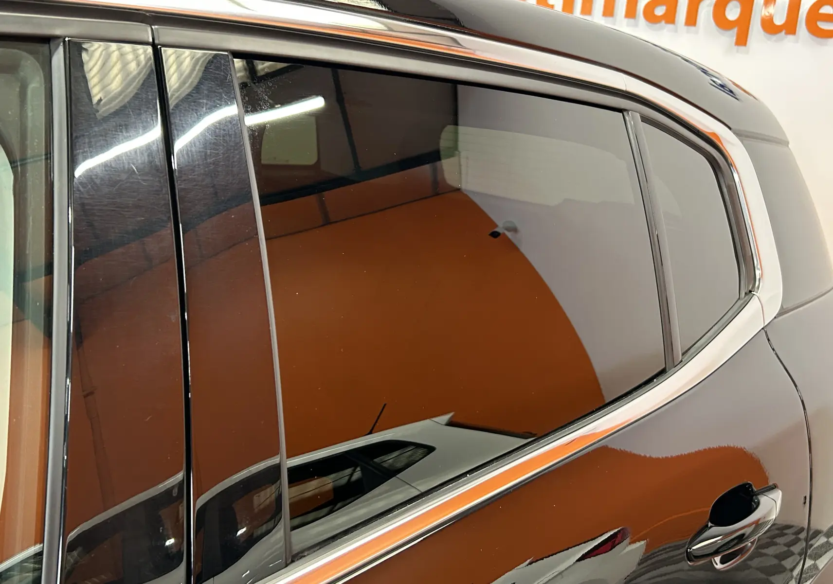 Vue latérale droite du Citroën C5 Aircross noir Perla Nera avec vitres teintées et contours chromés visibles.