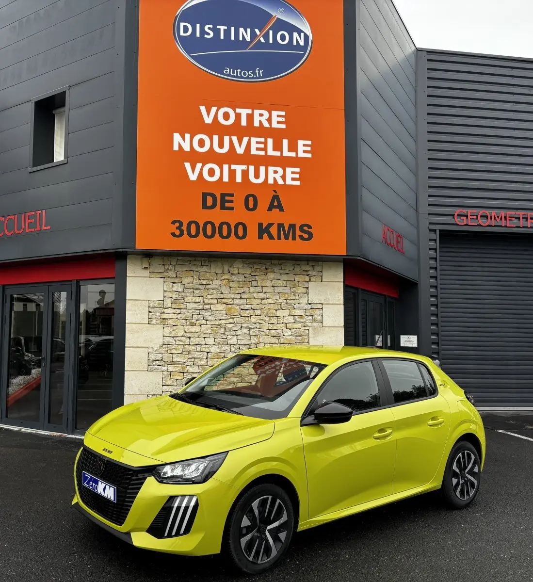 Peugeot 208 Hybrid jaune vue 3/4 avant droit, avec phares LED et jantes alliage distinctives.