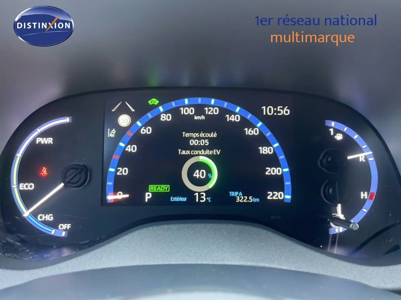 Vue rapprochée du tableau de bord numérique de la Toyota Yaris Cross Hybrid, affichant la vitesse et l'autonomie.