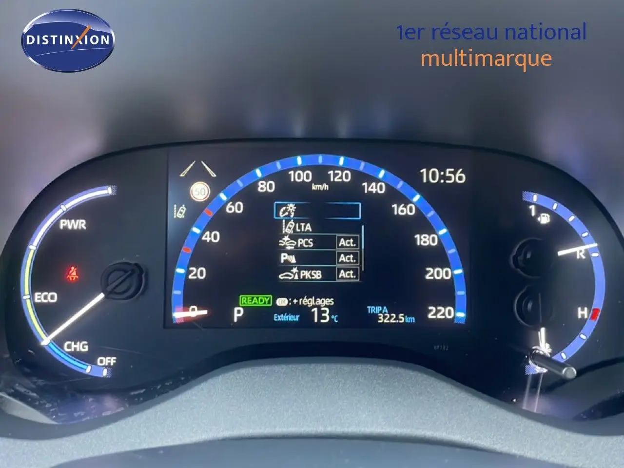 Tableau de bord numérique de la Toyota Yaris Cross Hybrid 2024 affichant la vitesse, la température extérieure et les aides à la conduite.