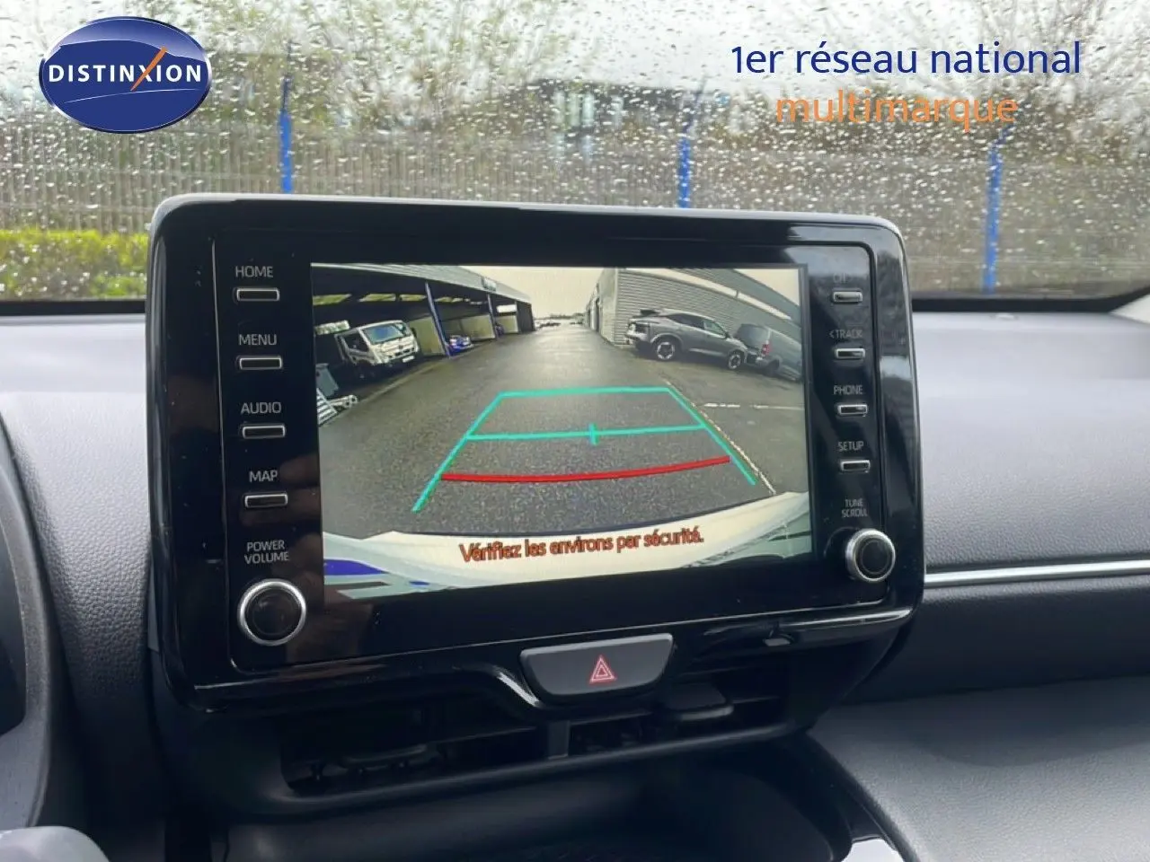 Écran central montrant la caméra de recul du Toyota Yaris Cross blanc, vue intérieure du tableau de bord.