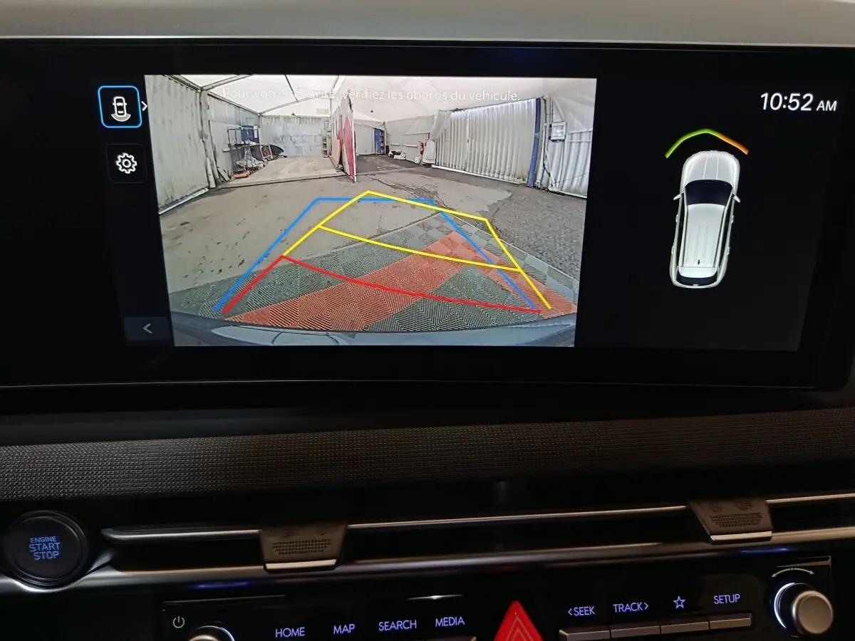Écran tactile du Hyundai Tucson 2025 montrant la caméra de recul avec guidage coloré et vue 3D du véhicule en gris foncé.