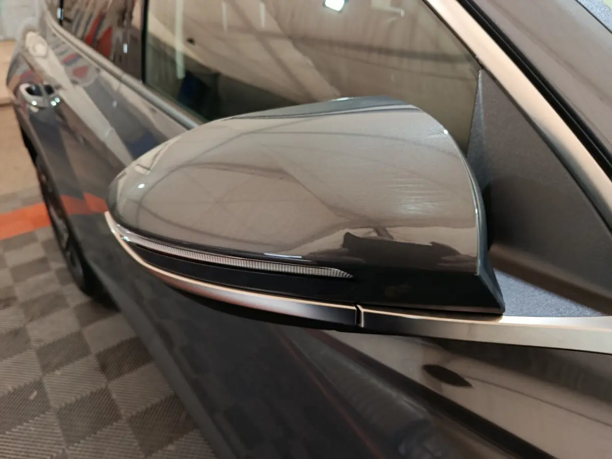 Rétroviseur droit gris foncé du Hyundai Tucson 2025 avec clignotant intégré, vue rapprochée côté conducteur.
