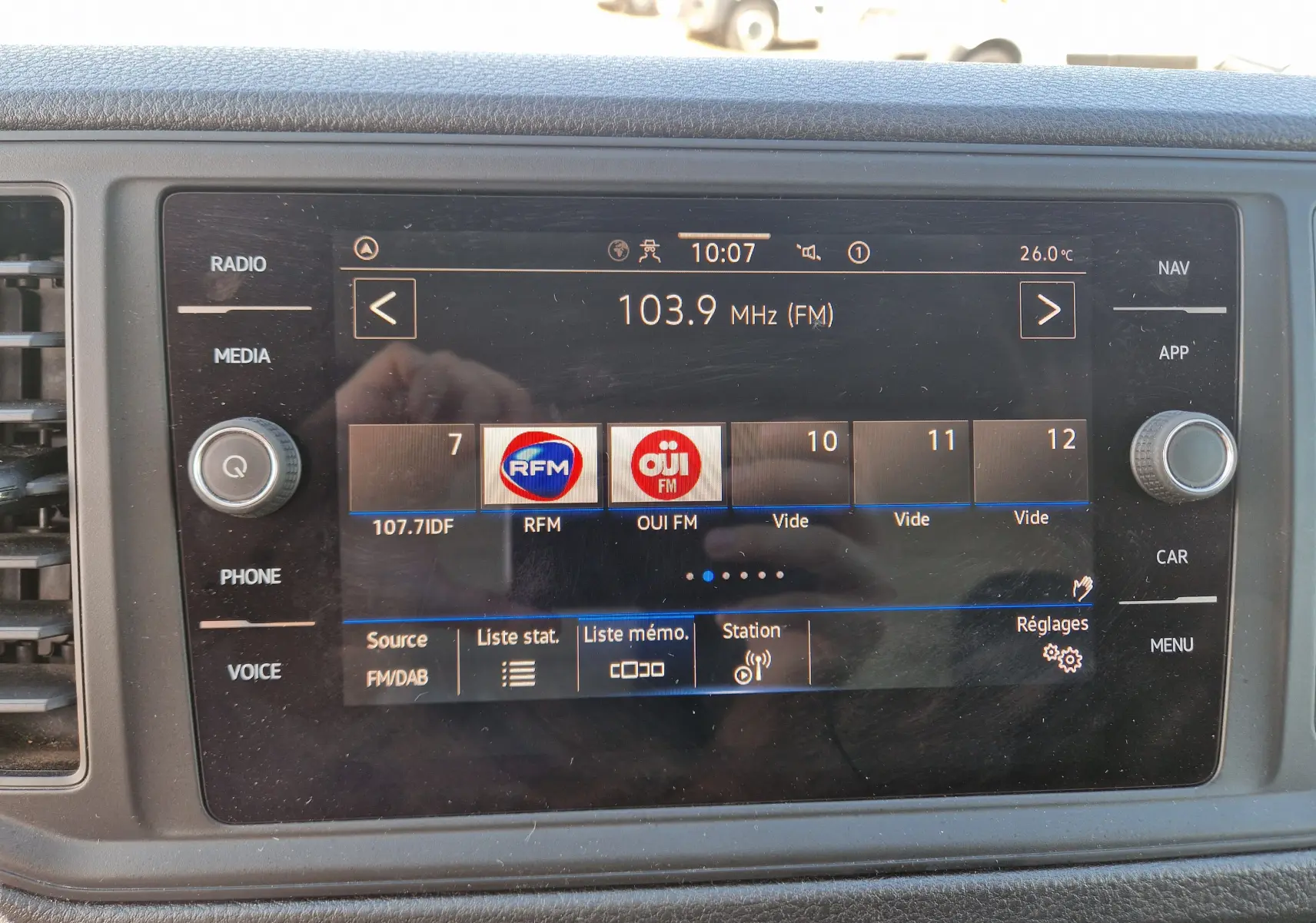 Écran tactile central du Volkswagen Crafter 2021 affichant la radio FM à 103,9 MHz avec interface noire et boutons latéraux.