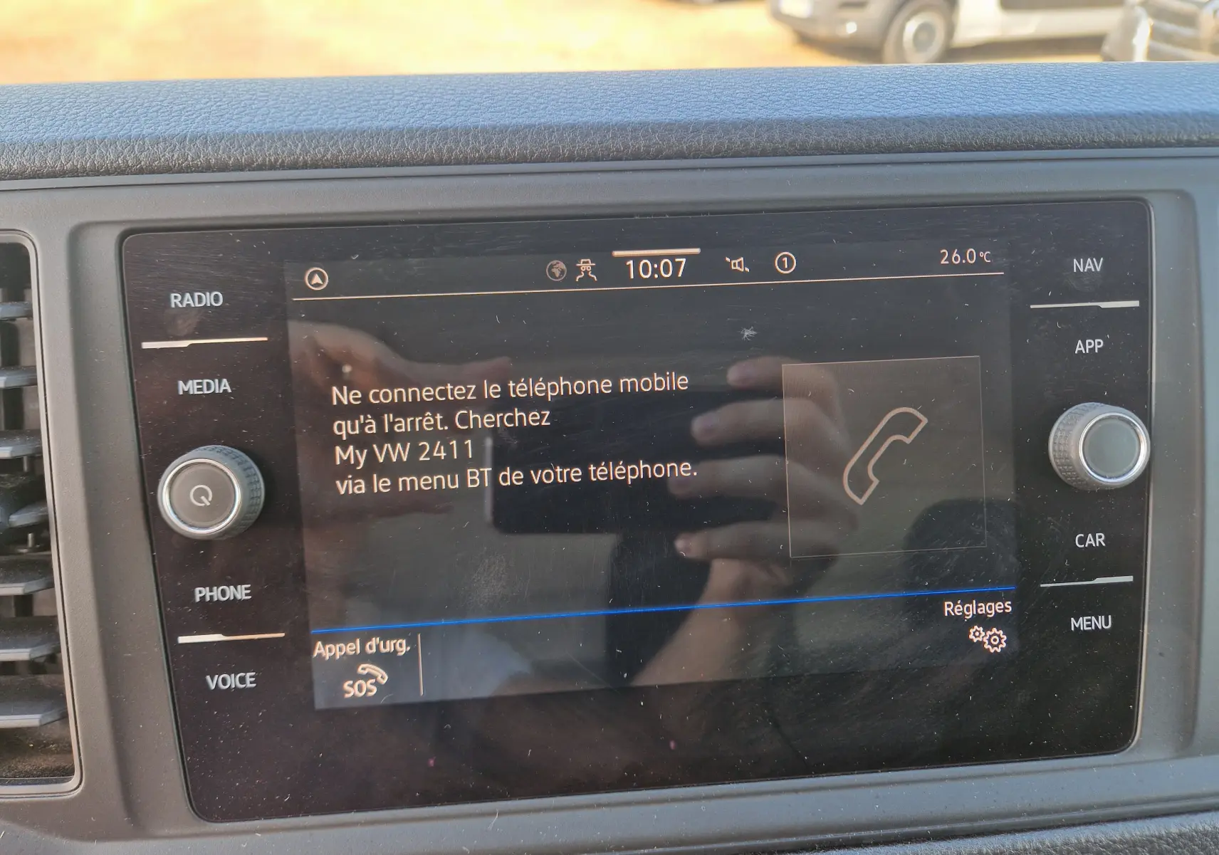 Écran tactile du système multimédia du Volkswagen Crafter blanc, affichant un message de connexion Bluetooth.