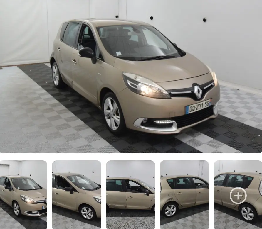 Renault Scénic III beige vue 3/4 avant droit avec phares allumés et jantes aluminium dans un studio blanc.