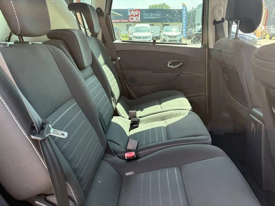 Vue intérieure des sièges arrière noirs du Renault Scénic III 2015, avec ceintures et fixations ISOFIX visibles.