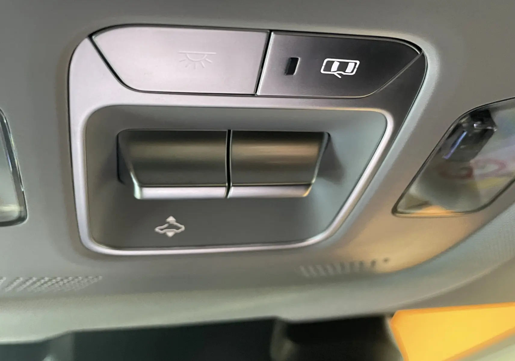 Gros plan sur les commandes de toit ouvrant et éclairage intérieur du JAECOO J5, finition Phantom Grey Metal.