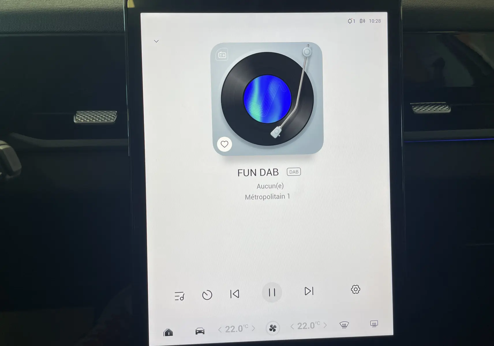 Écran tactile central du JAECOO J5 2026 en Phantom Grey, affichant l'interface radio DAB avec un visuel de platine vinyle.