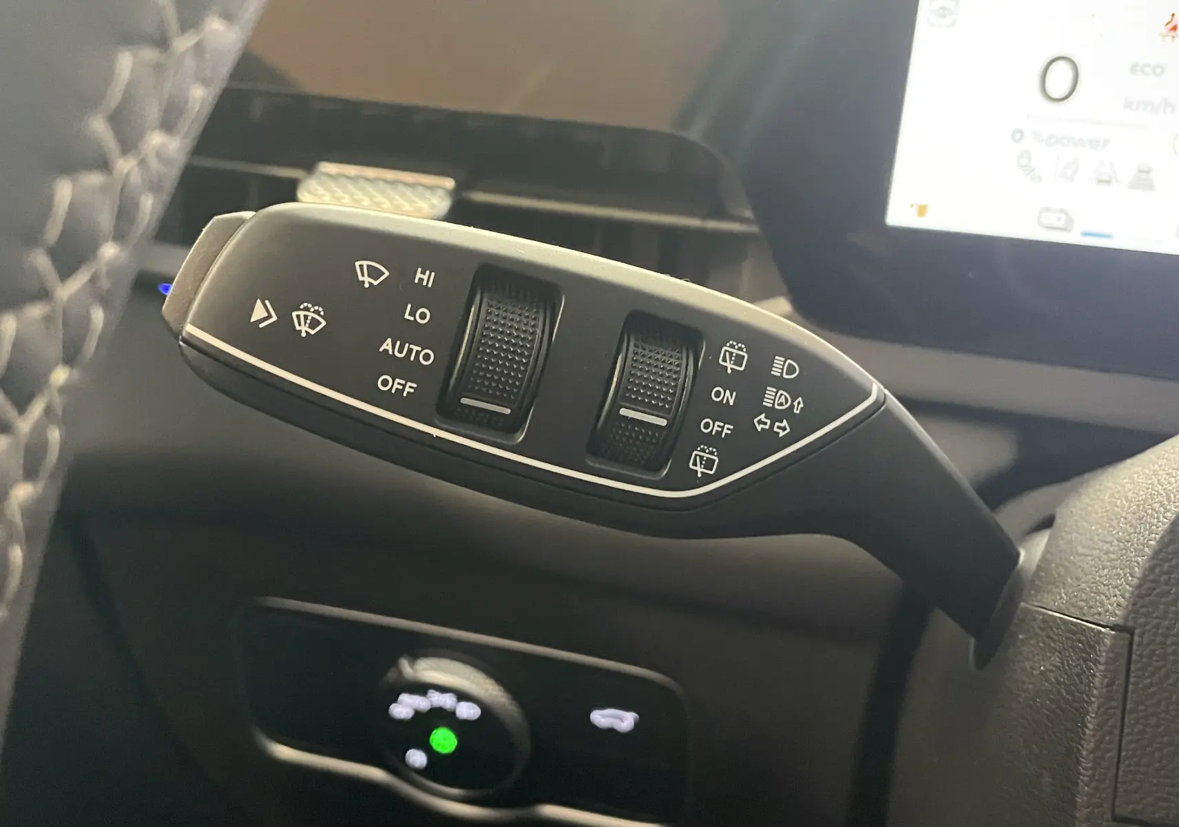Gros plan sur la commande des essuie-glaces et clignotants dans l’habitacle noir du JAECOO J5 Phantom Grey 2026.