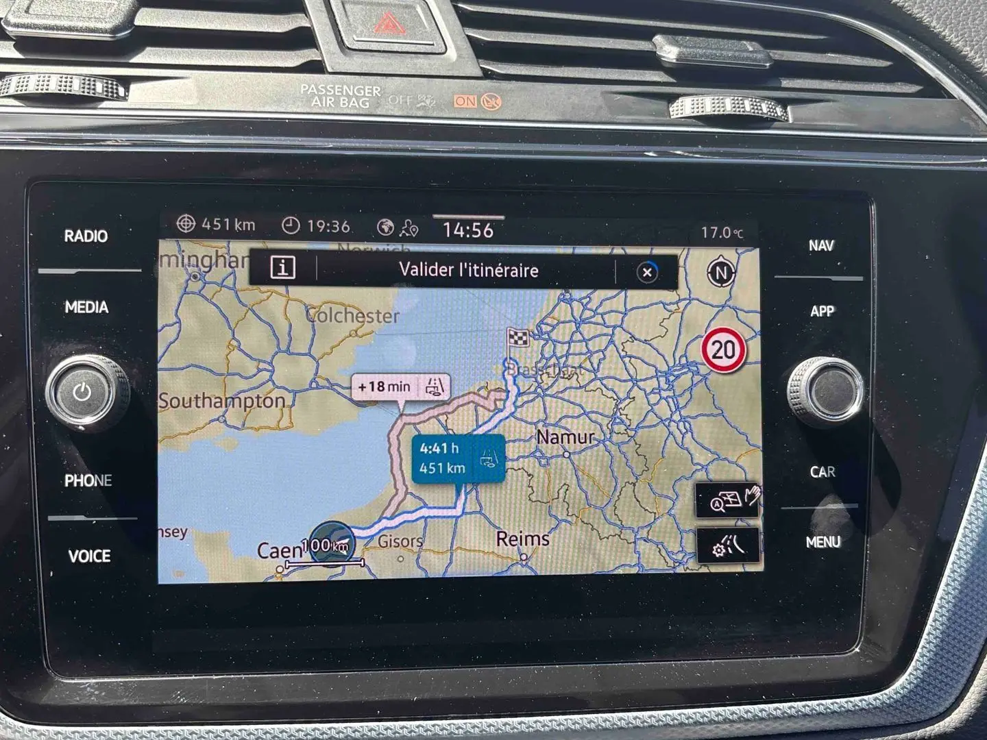 Écran de navigation Discover Media du Volkswagen Touran blanc 2025, affichant un itinéraire de 451 km.