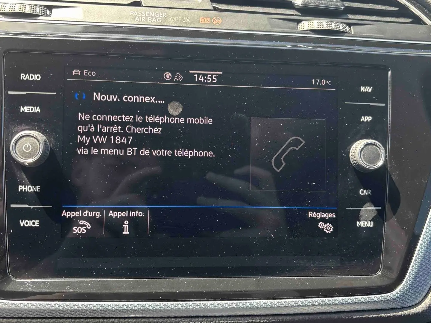 Vue rapprochée de l’écran tactile central du Volkswagen Touran 2025 affichant le menu de connexion Bluetooth.