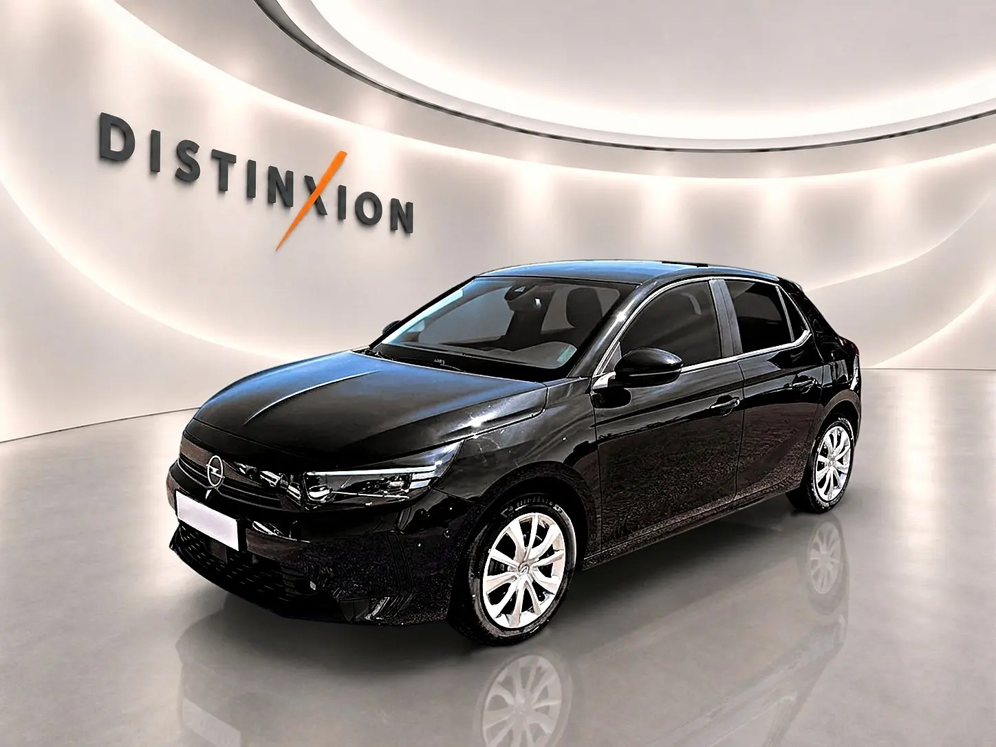 Opel Corsa 1.2 turbo noire vue 3/4 avant droit dans un showroom avec éclairage moderne et logo Distinxion.