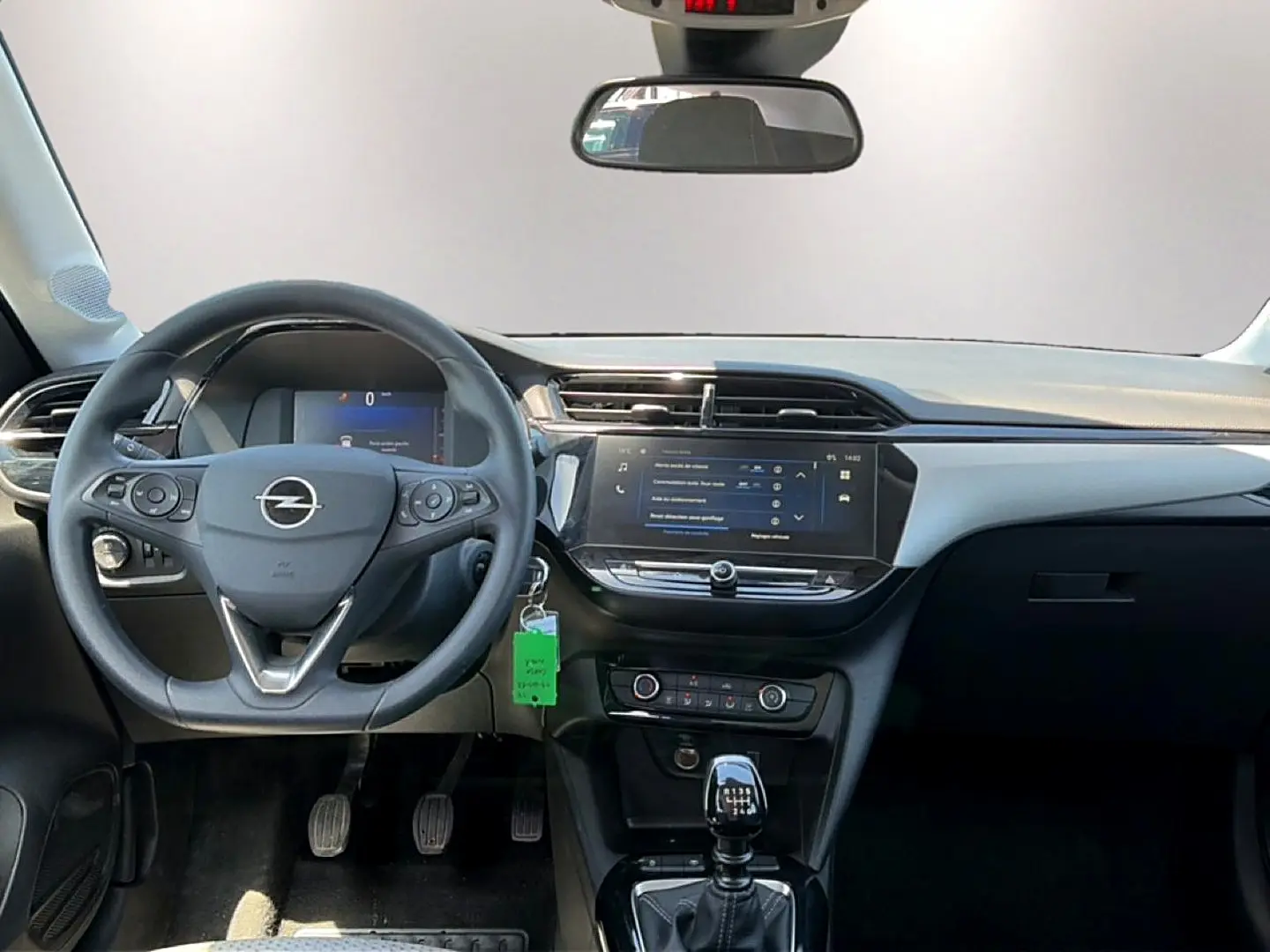 Vue intérieure frontale de l’Opel Corsa 1.2 turbo 100 édition 2025, volant multifonction et écran tactile central.