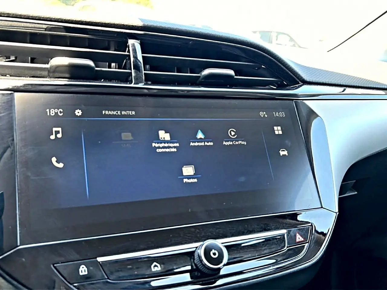 Écran tactile central de la console d’une Opel Corsa 1.2 turbo 100 édition 2025, vue intérieure côté passager.
