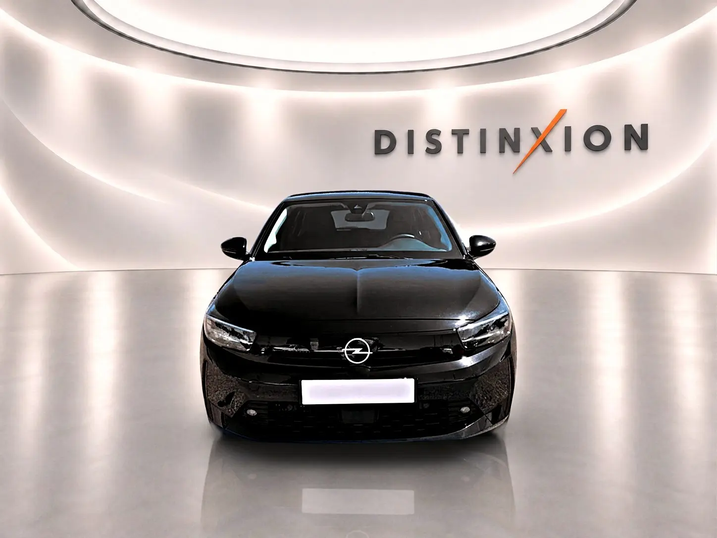 Vue frontale d'une Opel Corsa noire 2025 dans un showroom avec logo Distinxion en arrière-plan.