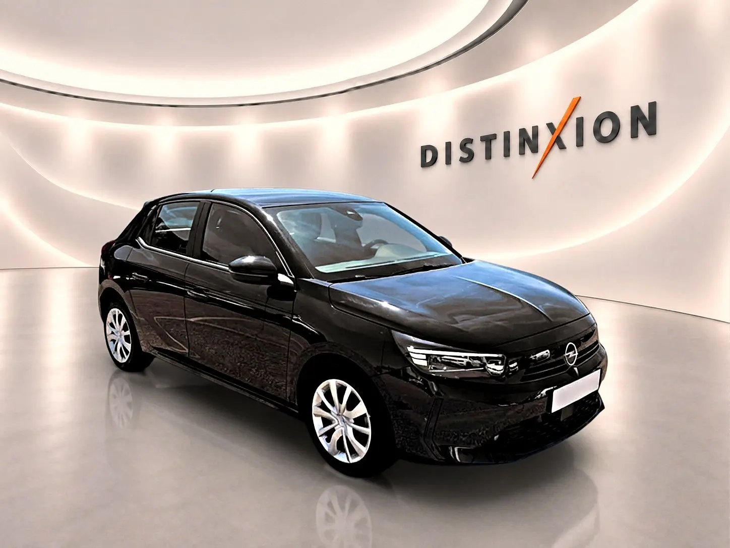 Opel Corsa 1.2 turbo noir vue 3/4 avant droit dans un showroom avec éclairage moderne et logo Distinxion.