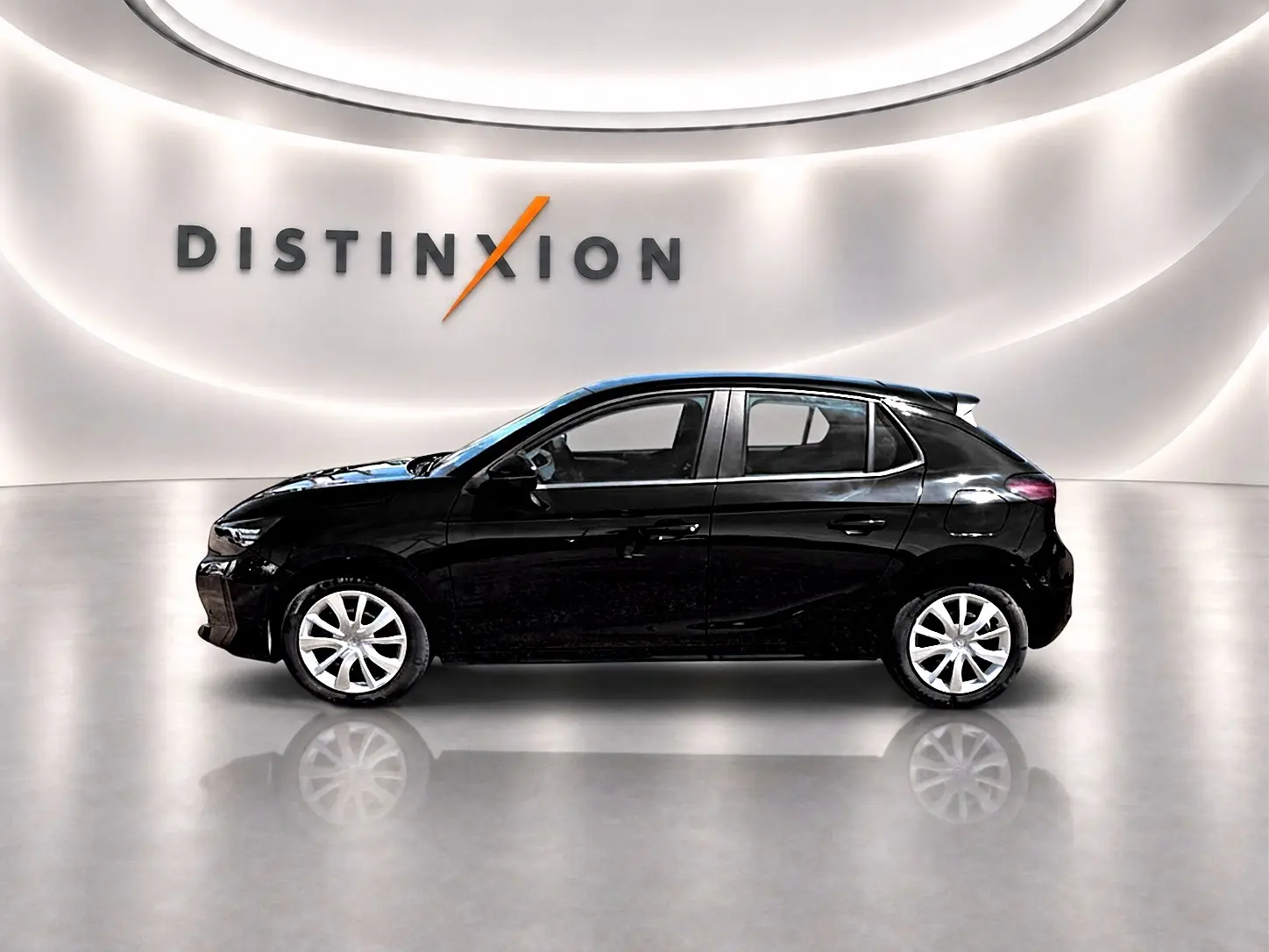 Opel Corsa 1.2 turbo 100 edition noire vue de profil côté gauche dans un showroom lumineux avec logo Distinxion.
