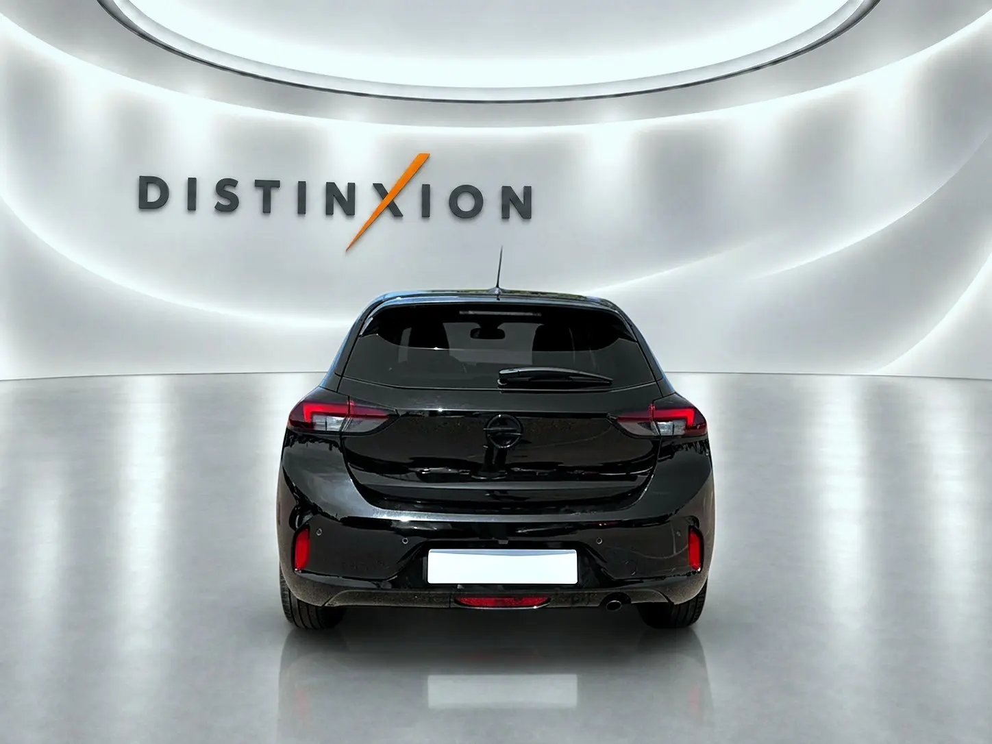 Vue arrière d'une Opel Corsa 1.2 turbo 100 edition noire, avec feux LED et becquet arrière visible.
