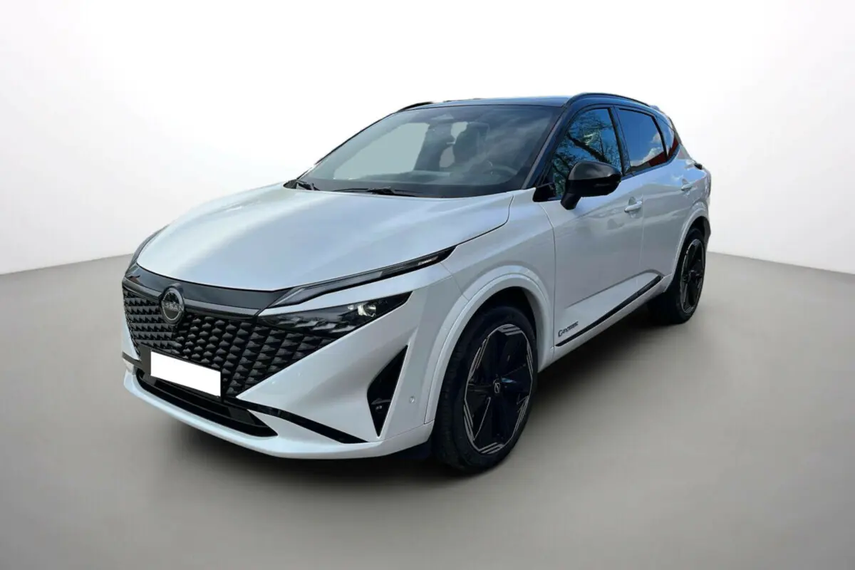 Nissan Qashqai E-Power blanc nacré toit noir, vue 3/4 avant droit avec jantes alu noires 20 pouces.