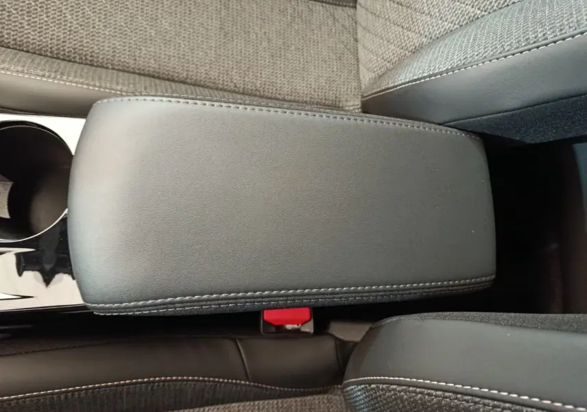 Accoudoir central avant en cuir noir avec surpiqûres, sièges tissu gris clair Peugeot 208 PureTech 2025.