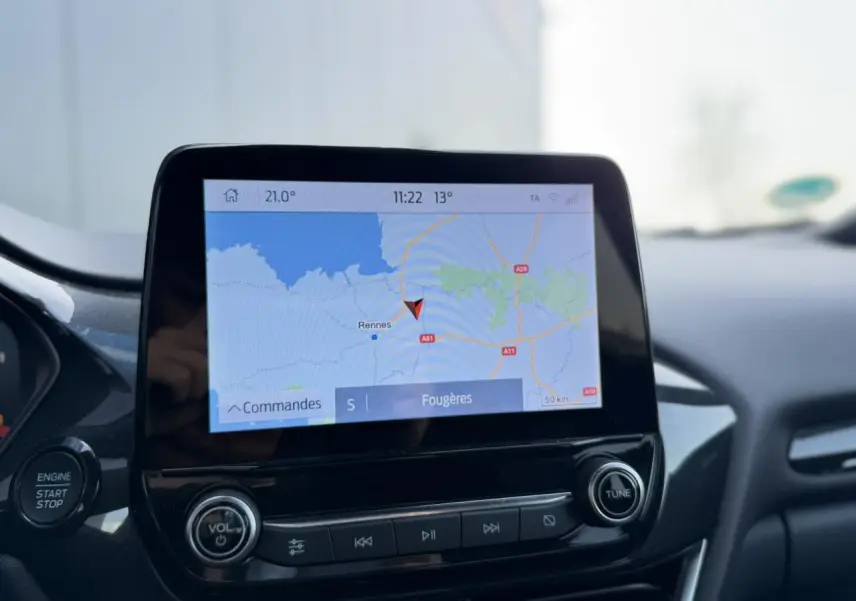 Vue rapprochée de l’écran tactile du GPS dans l’habitacle du Ford Puma 2024, affichant une carte routière.