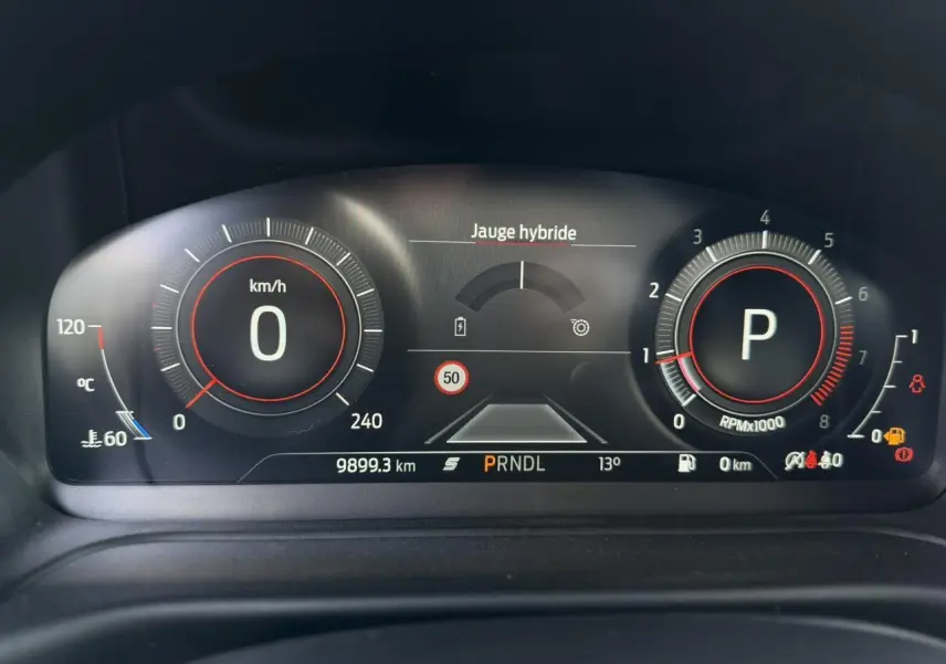 Combiné d'instrumentation numérique du Ford Puma 2024 affichant vitesse, régime moteur et jauge hybride en tableau de bord.
