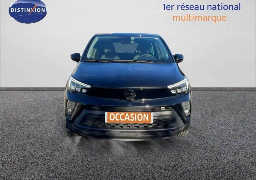 Vue avant d'un Opel Crossland noir Karbon Metal 2023 avec calandre noire et phares LED allumés.