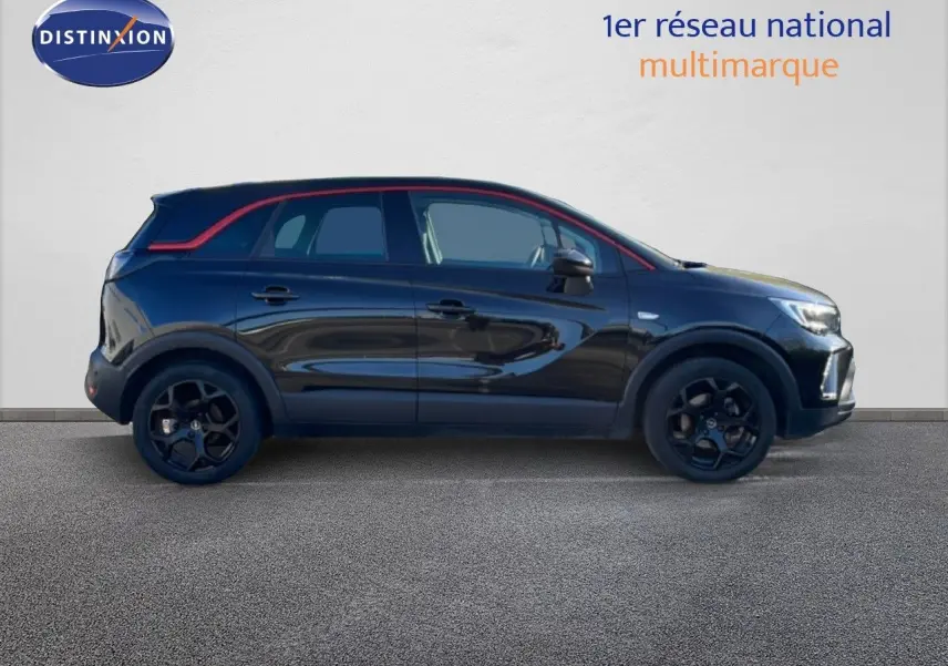 Vue de profil côté gauche d'un Opel Crossland noir Karbon Metal avec toit et jantes noires, souligné d'une ligne rouge.
