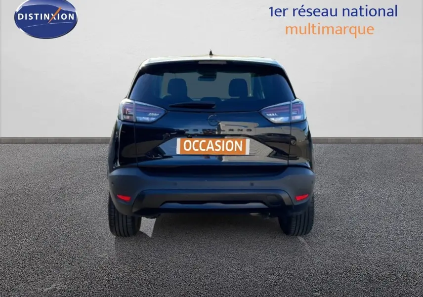 Vue arrière d’un Opel Crossland noir Karbon Metal 2023 avec feux LED et plaque « Occasion » visible.
