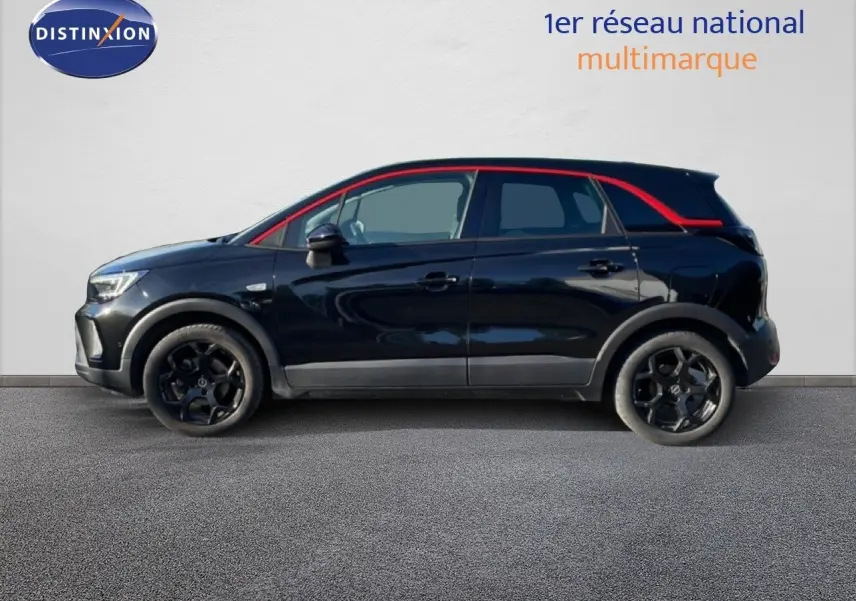 Opel Crossland noir Karbon Metal en profil droit, avec toit noir et bande rouge distinctive sur la partie supérieure.
