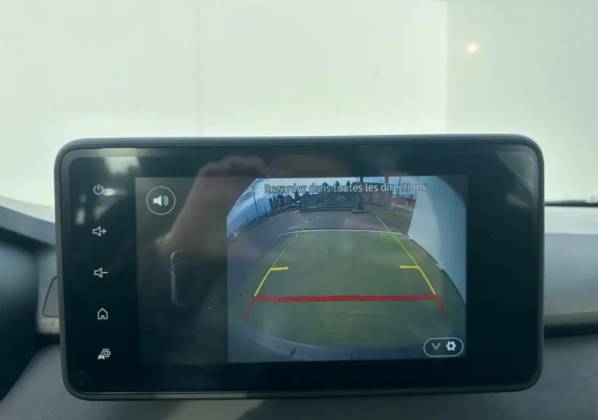 Écran tactile intérieur montrant la caméra de recul du Dacia Sandero III Stepway 2025, vue arrière avec guidage coloré.