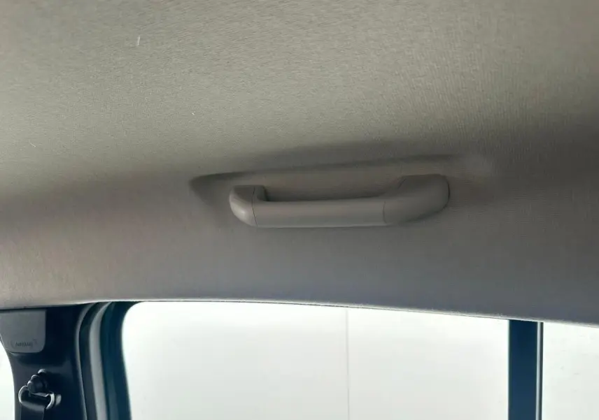 Poignée de maintien intérieure au plafond côté passager arrière d'une Dacia Sandero III Stepway 2025.