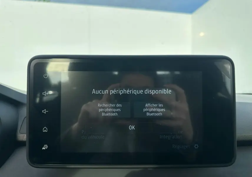 Écran tactile multimédia 8 pouces de la Dacia Sandero III Stepway, affichant le message Bluetooth sans périphérique connecté.