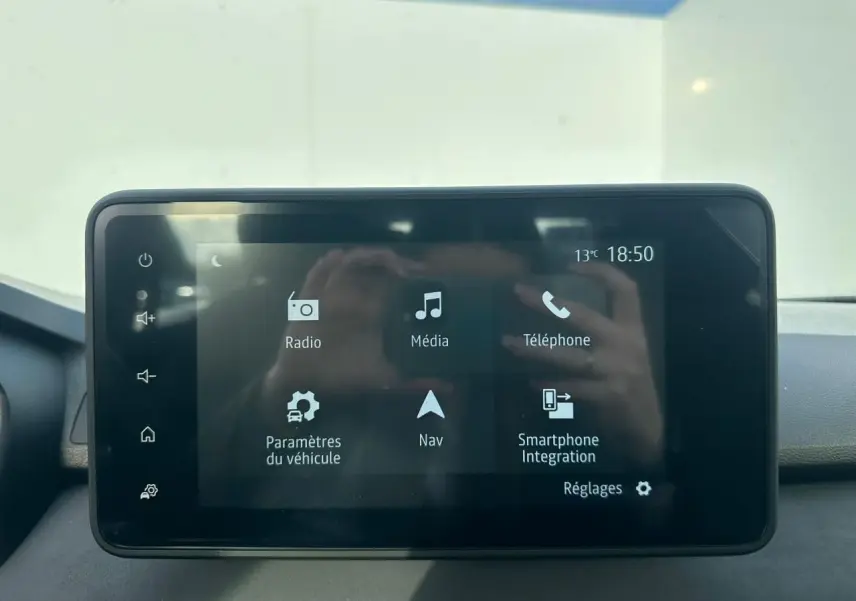 Écran tactile multimédia 8 pouces de la Dacia Sandero Stepway 2025 affichant les options radio, média et navigation.