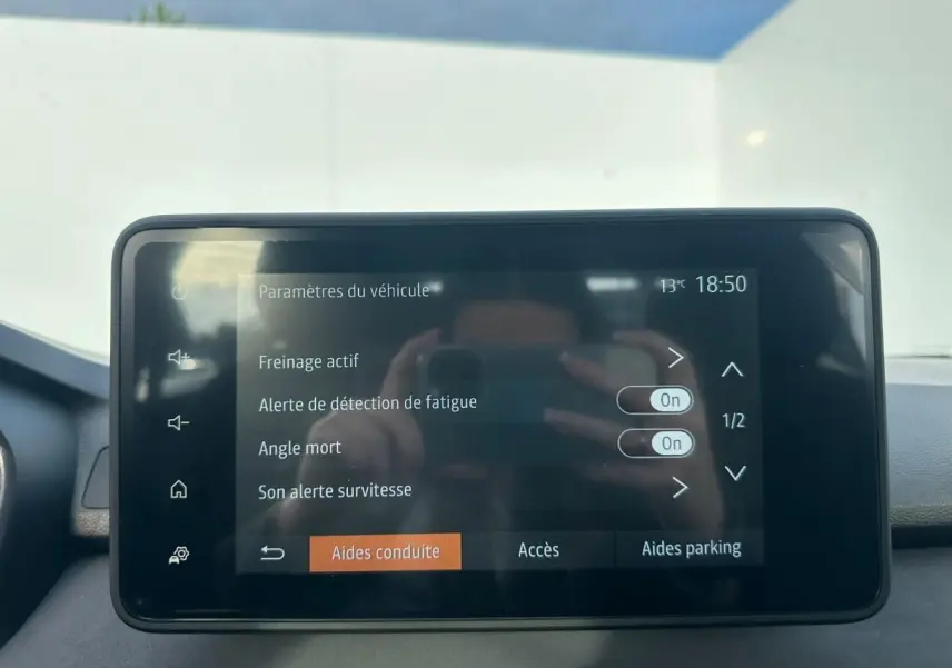 Écran tactile 8 pouces du système multimédia Dacia Sandero III Stepway affichant les paramètres d’aides à la conduite.