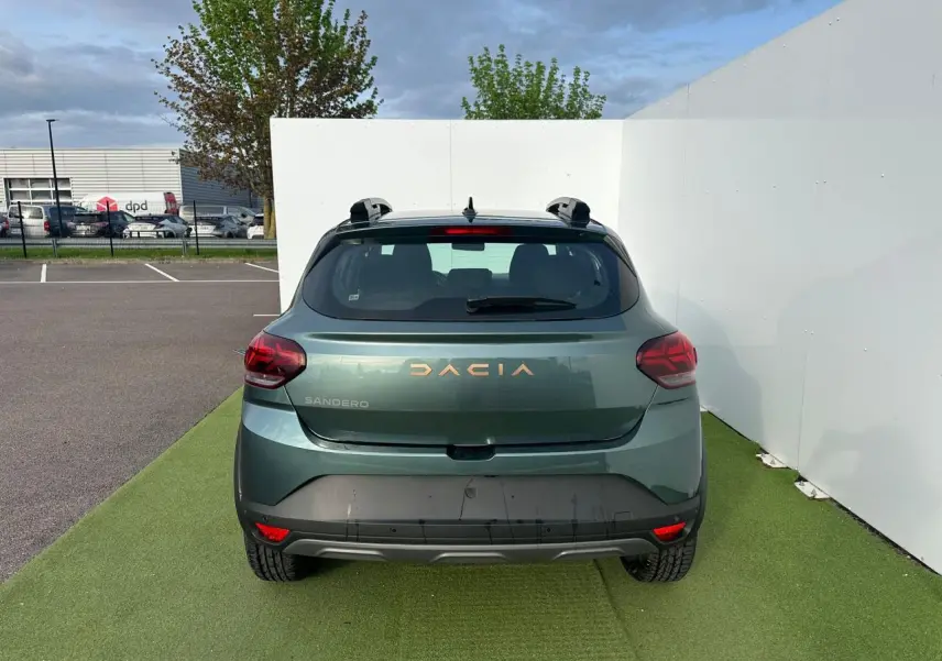 Vue arrière d'une Dacia Sandero III Stepway 2025 en Vert Cèdre avec logo et feux LED distinctifs.