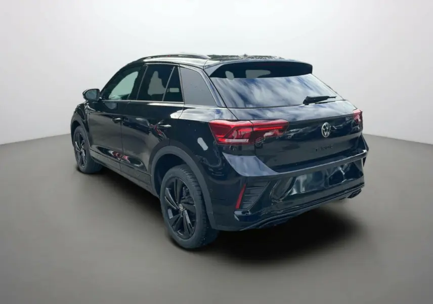 Volkswagen T-Roc noir grenadilla en 3/4 arrière droit, avec jantes alu noires et vitres surteintées.
