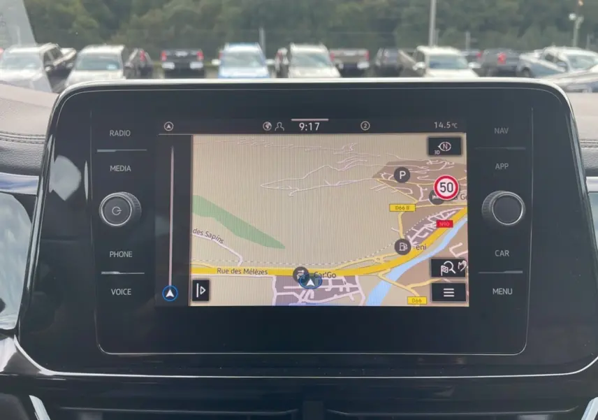Écran tactile central du Volkswagen T-Roc TDI 150 R-Line Black affichant la navigation GPS en extérieur.