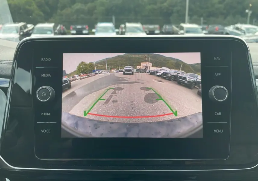 Vue de l'écran de la caméra de recul du Volkswagen T-Roc noir grenadilla, affichant l'arrière du véhicule en stationnement.