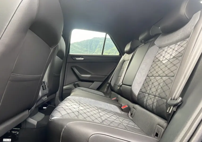 Vue intérieure côté droit de la banquette arrière en tissu noir et gris avec motifs géométriques du Volkswagen T-Roc noir grenadilla 2025.