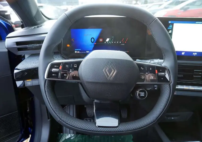 Vue rapprochée du volant multifonctions noir et du tableau de bord numérique de la Renault Clio VI 6 TCE 115 Techno Plus.