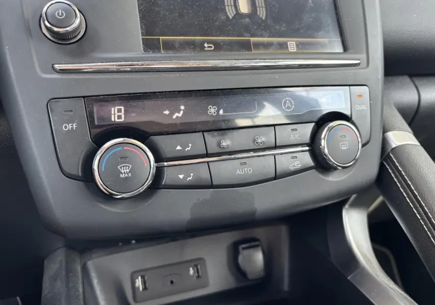 Vue rapprochée du tableau de bord du Renault Kadjar 2018, montrant la commande de climatisation automatique bi-zone.