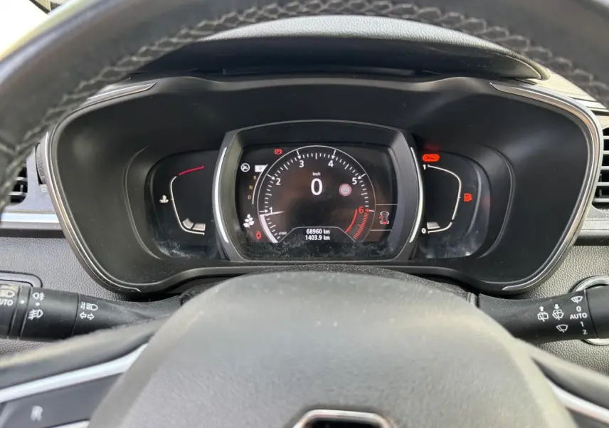 Vue rapprochée du tableau de bord numérique du Renault Kadjar 2018, affichage central avec compteur digital.