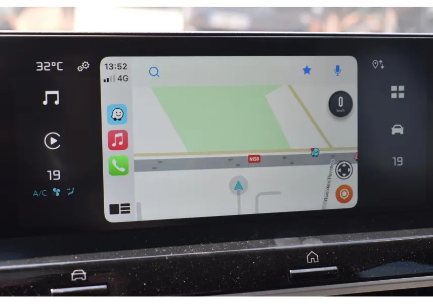 Écran tactile central 10 pouces de la Citroën C4 Hybride 2025 affichant la navigation et les commandes climatisation.