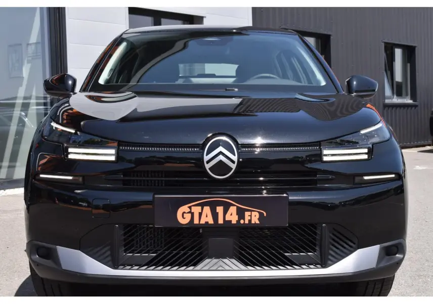 Vue frontale d'une Citroën C4 Hybride noire 2025 avec feux LED distinctifs et calandre épurée.