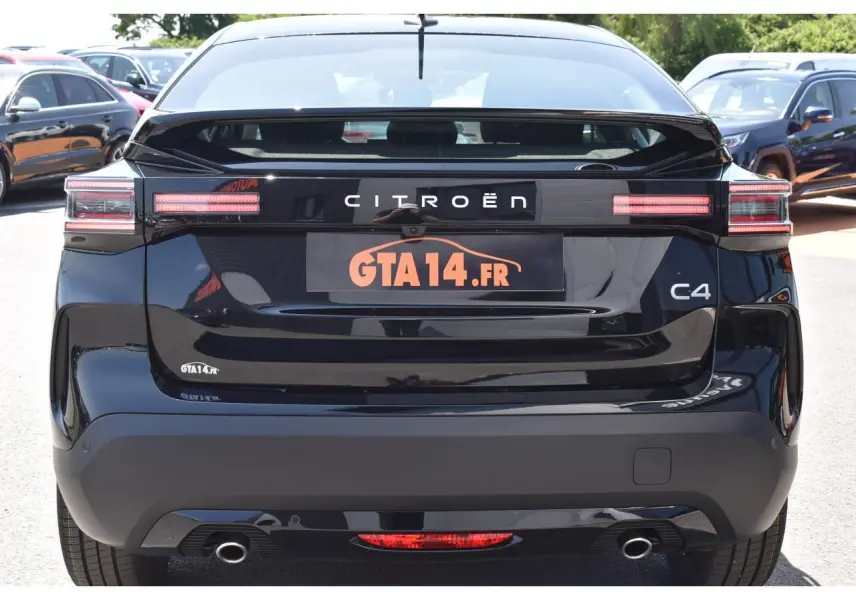 Vue arrière d'une Citroën C4 noire 2025 avec feux LED et double sortie d'échappement visible en stationnement.