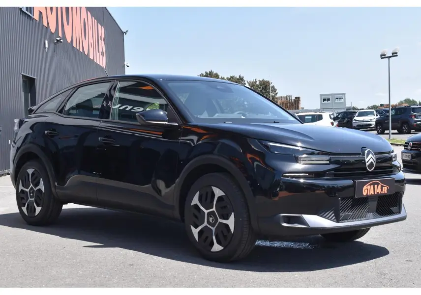 Vue 3/4 avant gauche d'une Citroën C4 Hybride 2025 noire avec enjoliveurs 18 pouces et feux LED distinctifs.