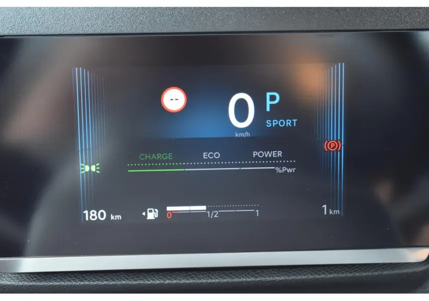 Affichage numérique couleur 5,5 pouces du combiné de bord de la Citroën C4 Hybride 136 e-DCS6 Plus, montrant vitesse et modes.