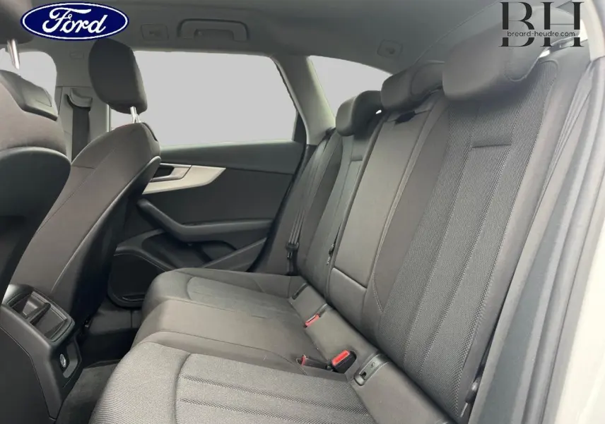 Vue intérieure côté droit montrant la banquette arrière noire de l'Audi A4 Avant 30 TDI 2021.